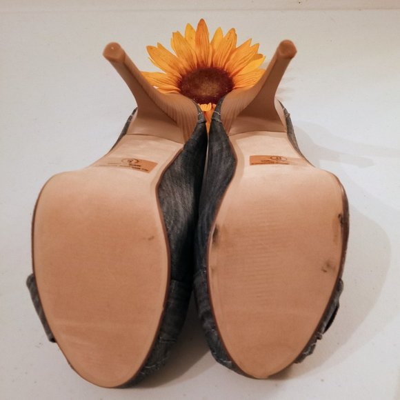 🎁FREE GIFT INCLUDED🎁 NWOT Denim Stiletto Platform Peep Toe Heels Metal Accent - Picture 9 of 15